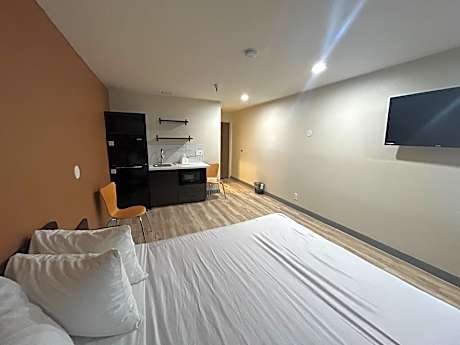 1 Queen Bed | ADA/RI Shower/Nsmk/Kitchen