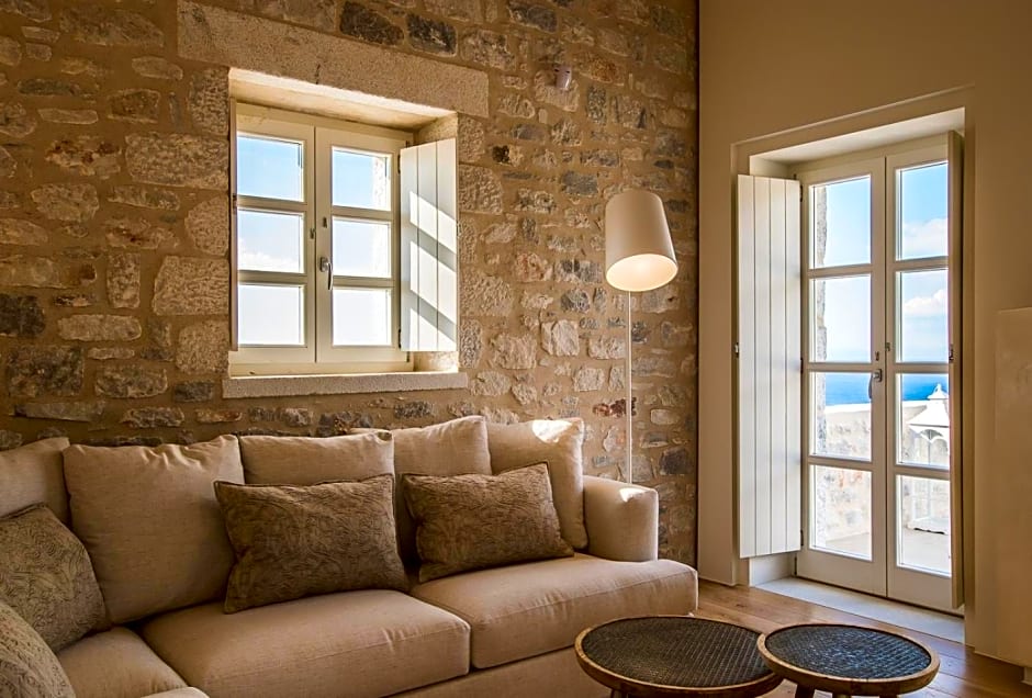 BASSA MAINA Villas & Suites