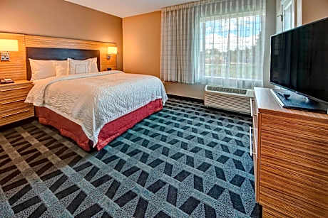 One-Bedroom Queen Suite