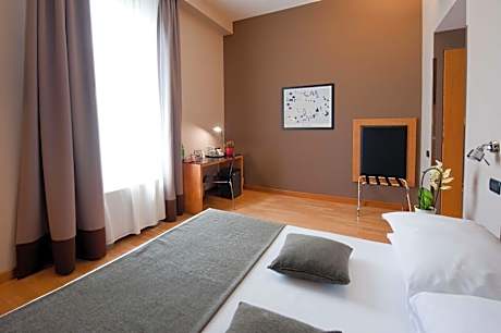 Standard Queen Room - Non-Smoking