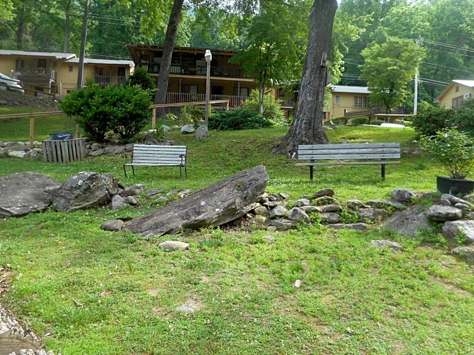 The Evening Shade River Lodge and Cabins