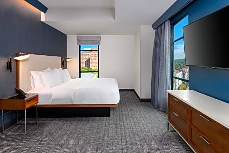 1 Bedroom Executive Suite, King, Sofa Bed, Fox Theatre View, Corner Room
