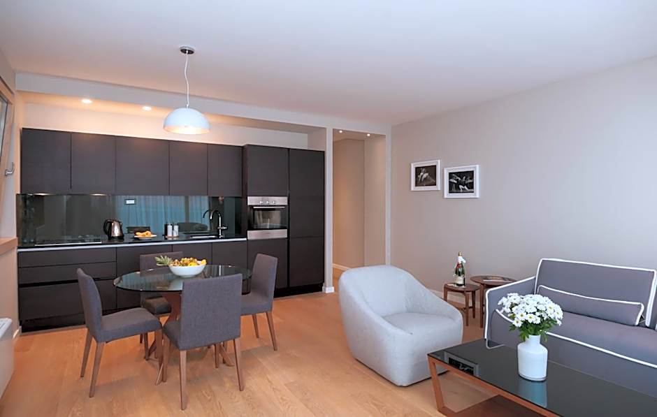 Residence by Vestibul Palace