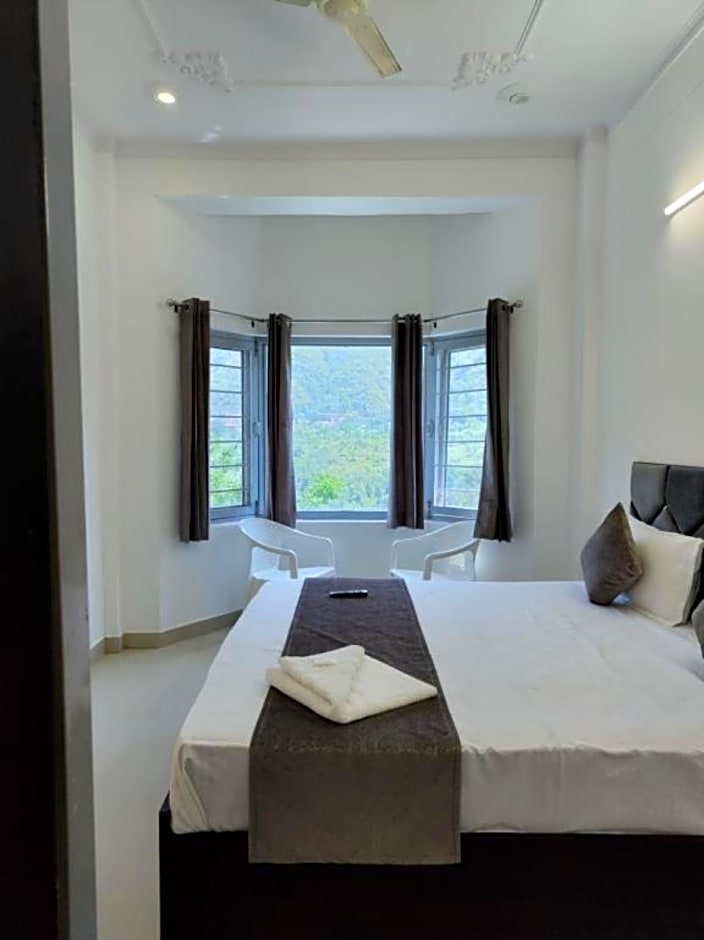 Goroomgo Komfy Stayz Dehradun