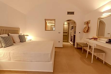 Brand New – Signature Open Plan Suite with Private Pool – Adults Only (16+)