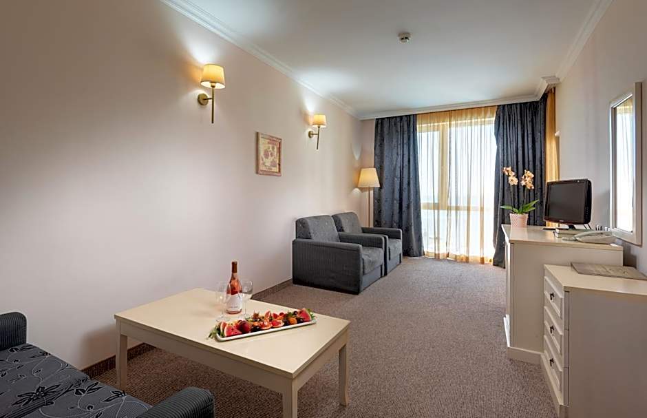 Photo 1 of 4 of Suite Sea View