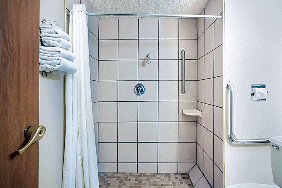 Super 8 by Wyndham Marshall MN