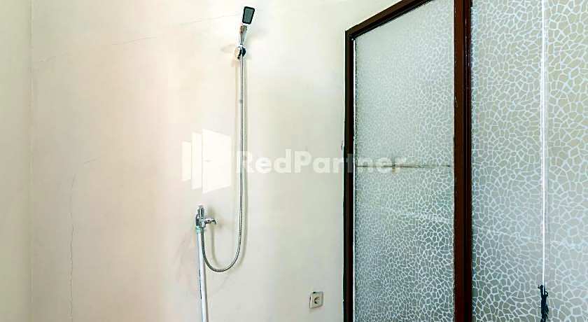 SR Residence near Mall Ciputra Cibubur Mitra RedDoorz