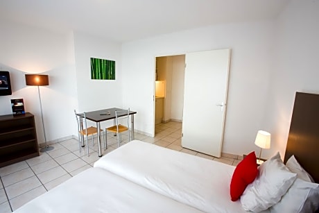Studio with 2 Single Beds (1-2 Adults)
