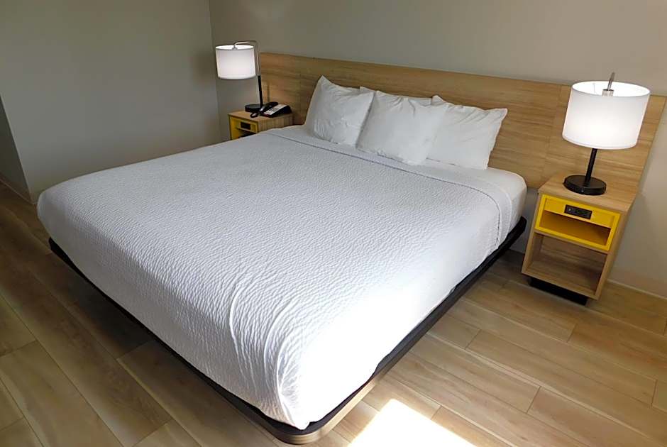 Photo 1 of 7 of 1 Queen Bed