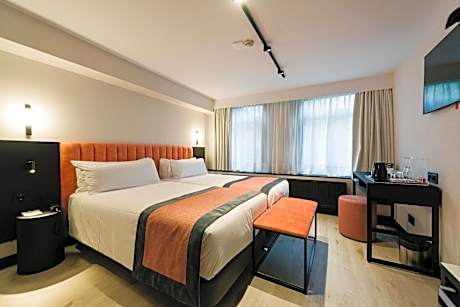 Souterrain Double Room (Below Street Level with Limited View)