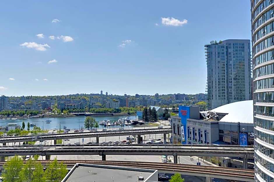 Luxary Condo Downtown Vancouver with free parking