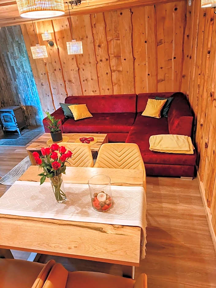 DOMEK NA GÓRACH z GORĄCĄ BALIĄ i SAUNĄ