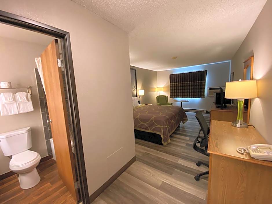Super 8 by Wyndham Green Bay Near Stadium