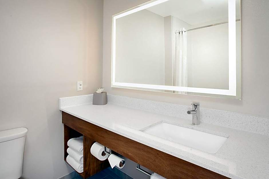 Holiday Inn Express & Suites Port Washington By IHG