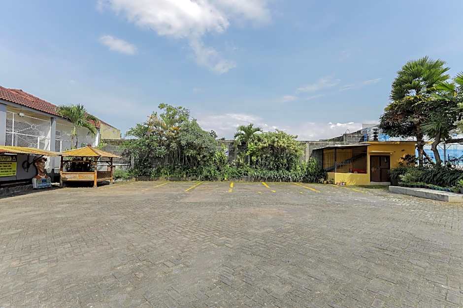 RedDoorz Plus near Museum Angkut Batu 4