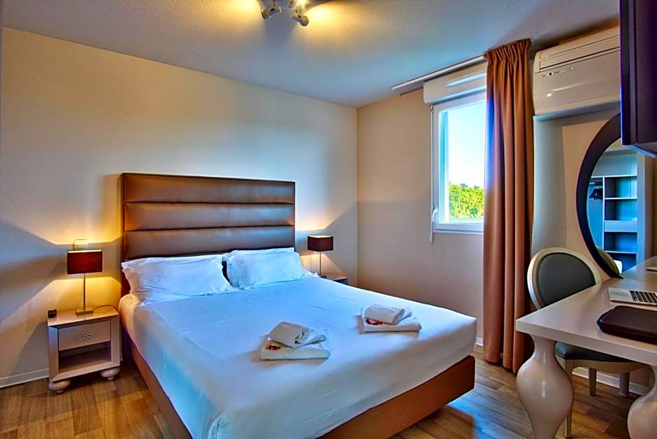 Photo 1 of 5 of Standard Suite