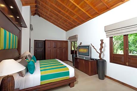 Deluxe Suite with Plunge Pool with Early Check-in & Late Check-out (on Availability) & 15% Discount on all Spa Treatments 