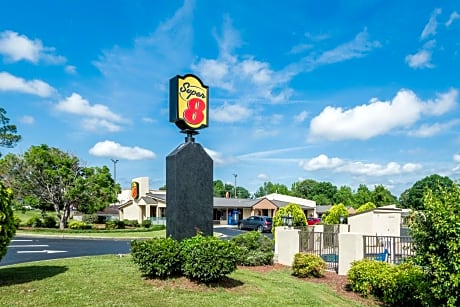 Super 8 by Wyndham Monroe