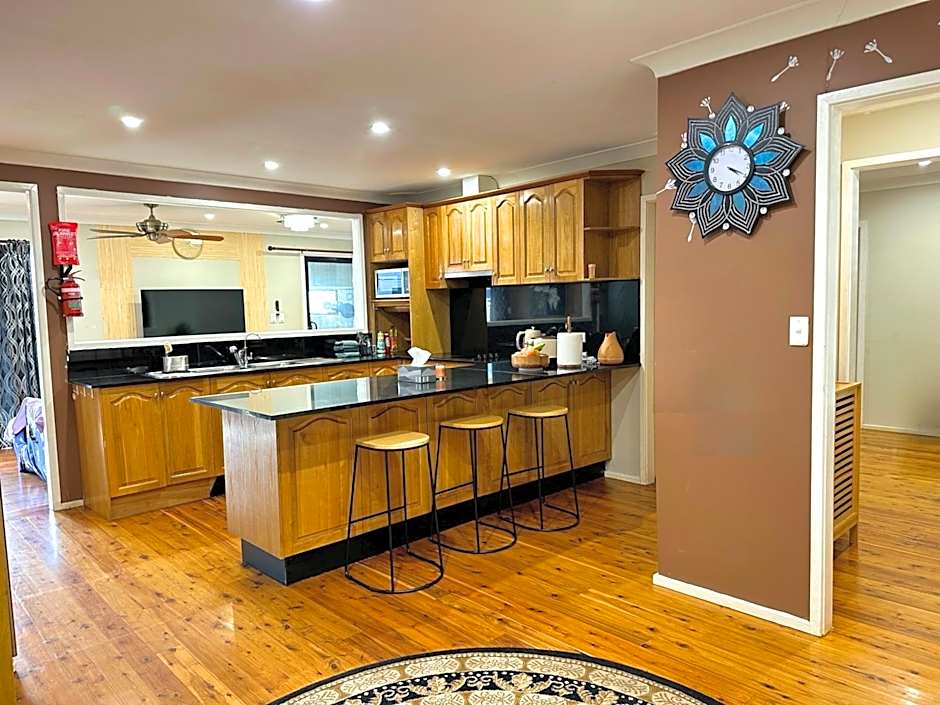 Cheerful 4 Bedrooms With Free Parking