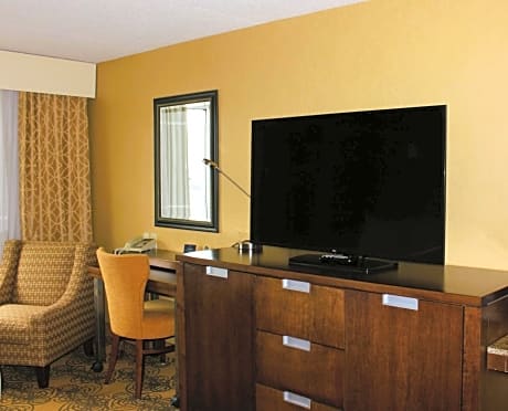 King Room - Mobility Accessible with Bathtub Non Smoking