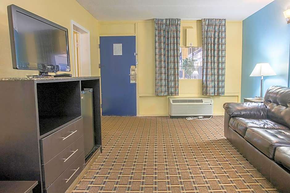 OYO Hotel Knoxville TN Cedar Bluff I-40