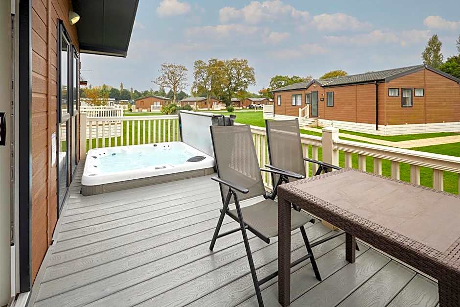 Woodpecker Lodge with Hot Tub