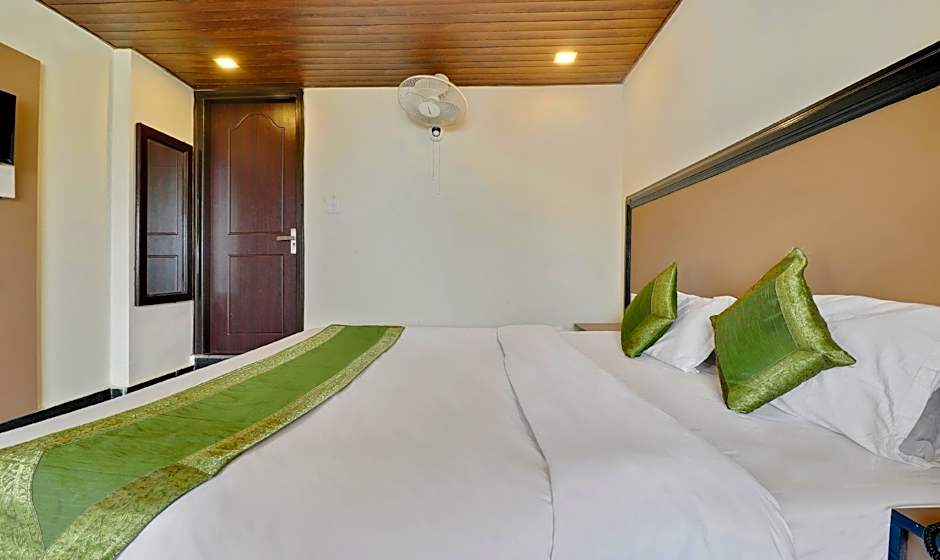 Treebo Mayur, Mall Road