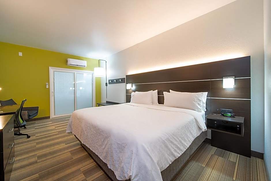 Holiday Inn Express Hotel & Suites Bedford By IHG