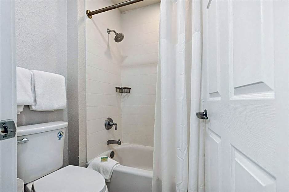 Avia Residences on Lincoln - Extended Stay