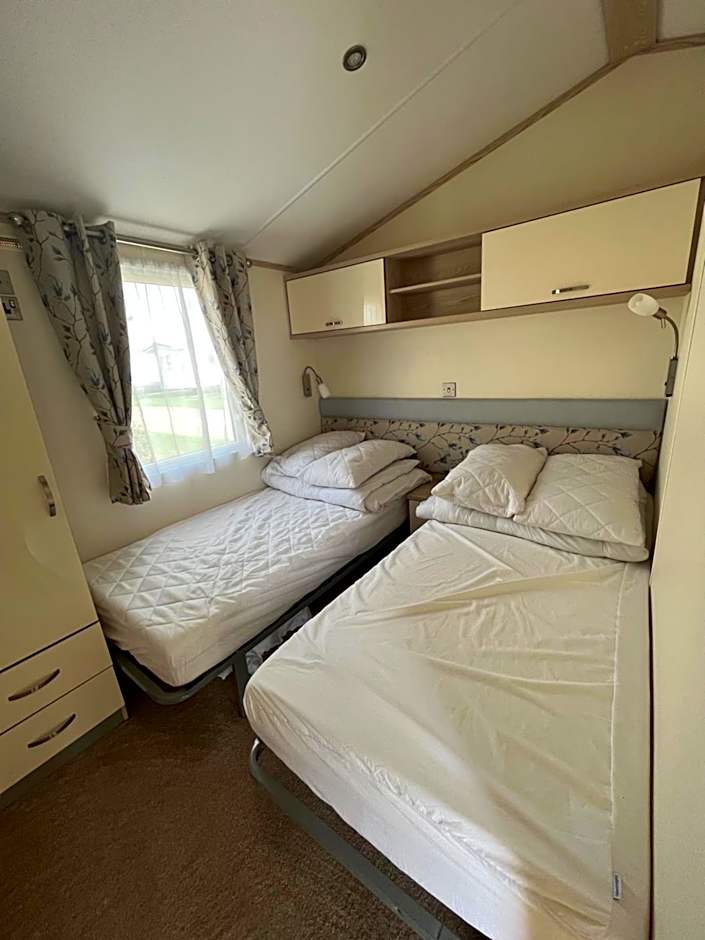 Heron 41, Scratby - California Cliffs, Parkdean, sleeps 6, pet friendly, bed linen and towels included - close to the beach