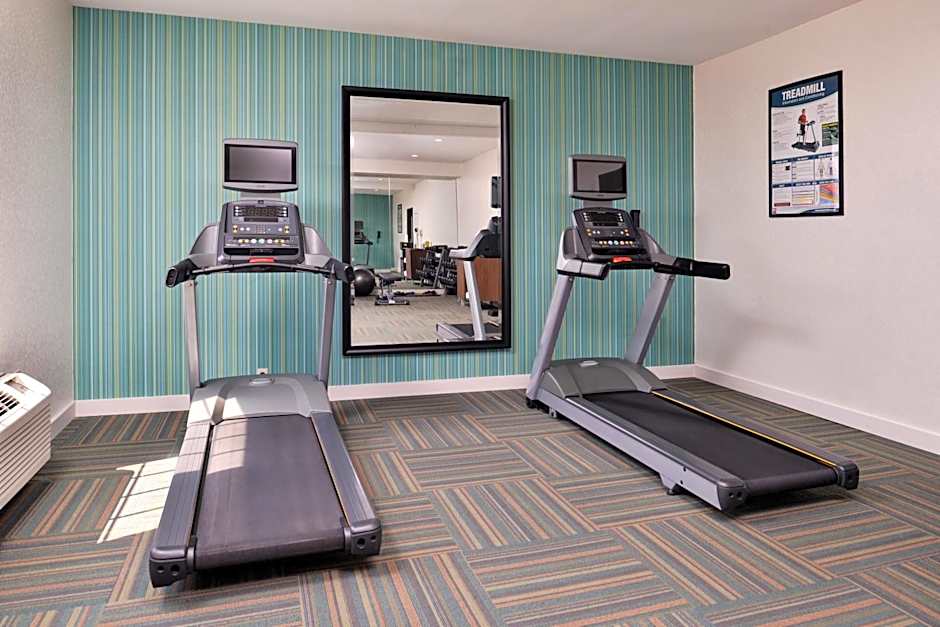 Holiday Inn Express Hotel & Suites North Kansas City By IHG