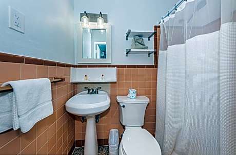 Apartment with Pool View