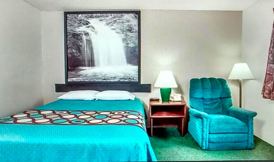 Super 8 by Wyndham Reedsburg