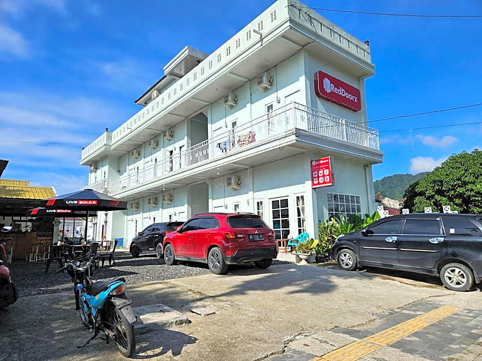 RedDoorz Syariah near Kantor Bupati Pantai Pandan Sibolga