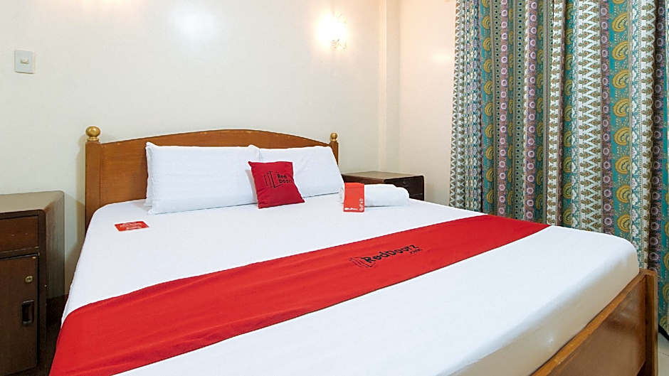 RedDoorz @ Golden Park Inn La Union
