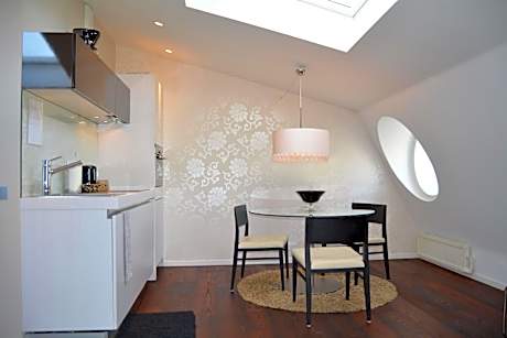 Deluxe One-Bedroom Apartment