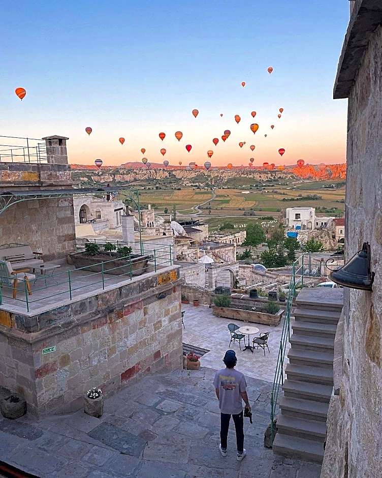 Seki Cave Hotel – Wake Up to Hot Air Balloons