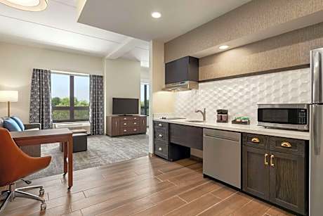 King Studio with Roll-In Shower - Mobility and Hearing Access/Non-Smoking