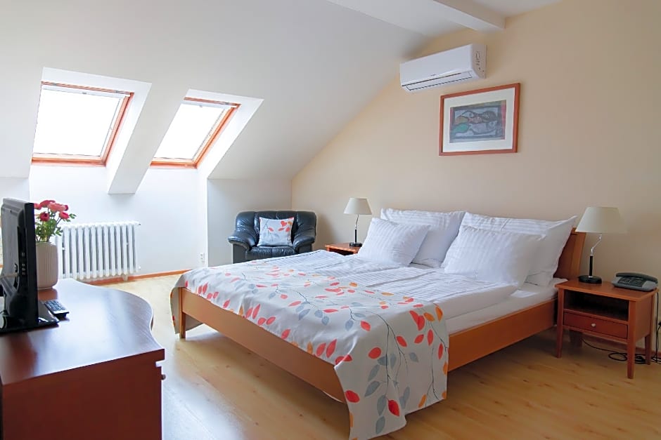 Foto 1 dari 9 — Attic