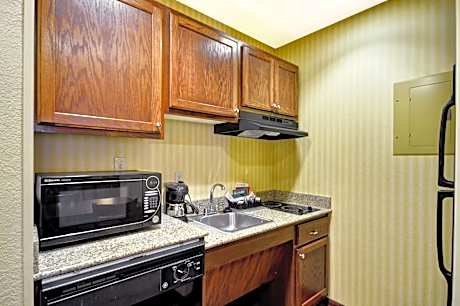 King Suite with Accessible Tub - Mobility and Hearing Access/Non-Smoking