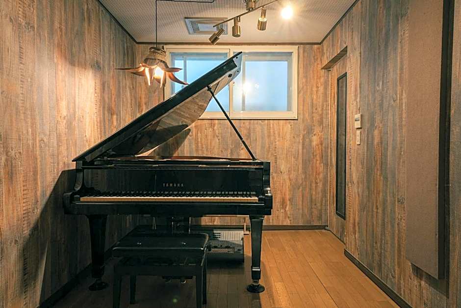 Grand Piano & Shinjuku 5min walk from station