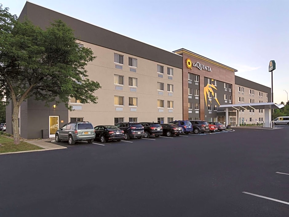 La Quinta Inn & Suites by Wyndham Cleveland - Airport North