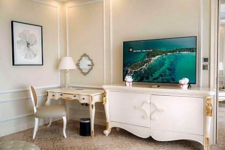 Deluxe King Room with Pool View