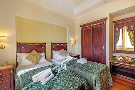 Triple Room (2 Twin Beds)