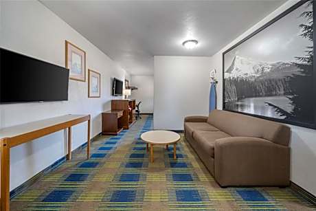 Suite-1 King Bed Non-Smoking 2 Rooms Sofabed Microwave And Refrigerator Continental Breakfast