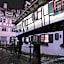 Schiefes Haus