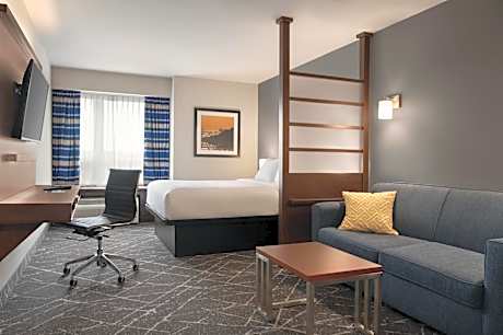 Queen Efficiency Room with One Queen Bed and Sofa Bed, Non-Smoking