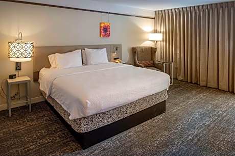 King Room with Accessible Tub - Mobility Access