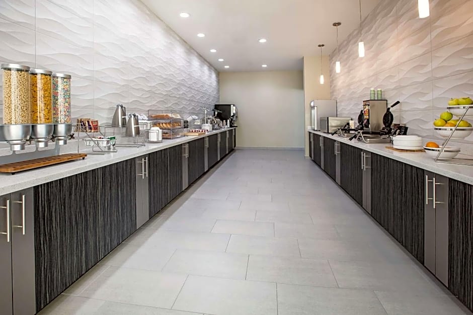 La Quinta Inn & Suites by Wyndham Dallas Plano - The Colony